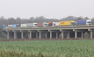 Hier stehen dutzende Lastwagen im Stau am Kreuz Bad Oeynhausen auf der A2. - Ulf Hanke