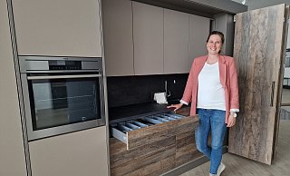 Marketing-Managerin Laura Meyer zu Bentrup zeigt in dem Show-Room von Hettich eine Küche. - Lena Kley
