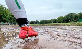 Patschnass: Die Spieler mussten auf dem Weg zum Rasen erst einige Pfützen umschiffen. - Jürgen krüger