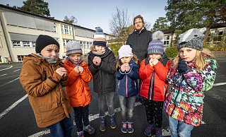 Wenn in der Buschkampschule mal wieder die Heizung ausfällt, wird's mächtig kalt für Niclas (v.l.), Isabel, Anton, Sophia, Magareta und Caroline. Auch Vater Nikolai Bolte (hinten), auch stellvertretender Bezirksbürgermeister in Senne, findet das gar nicht lustig. - Sarah Jonek Fotografie