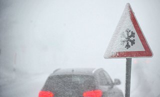 Glatte Straßen haben im Kreis Paderborn am Montagmorgen für insgesamt vier Unfälle gesorgt. (Symbolbild) - picture alliance / dpa