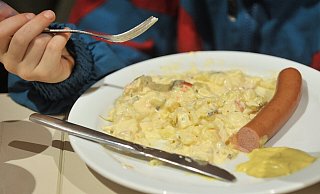Kartoffelsalat und Würstchen haben vielfältige Konkurrenz bekommen. - dpa