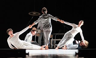 Mit dem atemberaubenden Stück "Time Takes The Time Time Takes", einer getanzten Betrachtung über das Wesen der Zeit, startet das Stadttheater in die neue Spielzeit. - Ralf Bittner