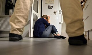 Die Freundinnen des Angeklagten mussten immer wieder mal Schläge einstecken. Für diverse Straftraten muss sich der 35-Jährige nun vor dem Bielefelder Landgericht verantworten. - dpa/Gambarini