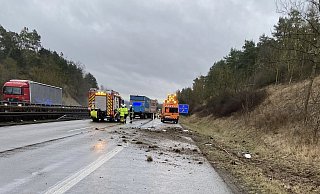 Der Lastwagen mit Anhänger war über die Böschung zurück auf die Fahrbahn gefahren und hatte dort eine Leitplanke erwischt. - Feuerwehr Warburg