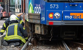 Die Feuerwehr war über Stunden damit beschäftigt, die entgleiste Bahn wieder auf die Schienen zurückzuführen. - CHRISTIAN MATHIESEN