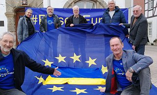 Pulse-of-Europe-Sprecher Rainer Pauli und Wolfgang Hentschel (vorn) sowie Martina Denkner, Werner Hoormann, Meinolf Schulte, Hans-Ludwig Köhler und Madrigalchor-Vorsitzender Peter Henkel laden zur großen Kundgebung am Sonntag ein. - Burkhard Battran
