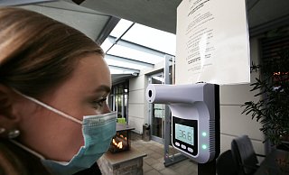 Vor dem Essen „Fieber messen": Im Herbst 2020 stellten sich Gäste des Restaurants „Zum Adler" kurz vor einen Temperatur-Scanner. - Gerald Dunkel