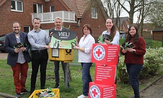 Jan-Hendrik Stute, Michael Kasche, Andreas Besser, Kathrin Leuschner und Katharina Ens überreichen Bianca Winkelmann die 3.000 Postkarten. - Klaus Frensing