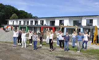 Ein „Herzliches Willkommen – wir sind bereit“ rufen die Erzieherinnen der neuen DRK-Kita am Maikäferweg in Sende allen Kindern zu, die demnächst die Einrichtung besuchen werden. - DRK