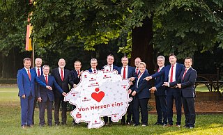 Die Fusion der Sparkassen ist beschlossen, zahlreiche Personen habe sie mitgestaltet. - ? 2022 3hasen media., all rights reserved.