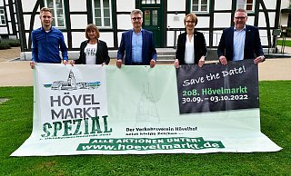 Wirbt für den Hövelmarkt Spezial: Der Vorstand des Verkehrsvereins Hövelhof mit (v. l.) Pascal Pöhler, Beate Przybilski, Hubert Böddeker, Angelika Schäfer und Thomas Westhof. - Ralph Meyer
