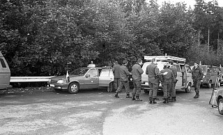 Die Polizei ermittelt am 12. Oktober 1991 am Tatort, einem Parkplatz zwischen Boffzen und Neuhaus im Solling. - NW-Archiv