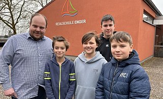 Der zweite Konrektor der Realschule Enger, Daniel Bodi (v. l.), und die Schüler Julian, Emil, Luca und Lukas ließen die Corona-Zeit Revue passieren und warfen einen Blick voraus. - Mareike Patock