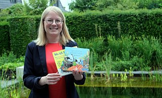 Vorlesen ist wichtig für die frühkindliche Bildung. Caroline Struchholz zeigt exemplarisch zwei Bücher. - Katharina Eisele