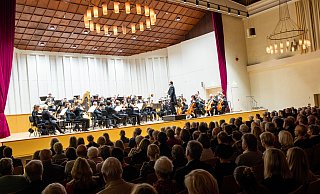 Neujahrskonzert der Nordwestdeutschen Philharmonie im Schützenhof. Das Orchester hat insbesondere hinter den Kulissen mit unzureichenden Arbeitsbedingungen zu kämpfen. - Ralf Bittner