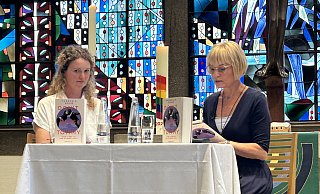 Im Gespräch mit Tabea Horst vom Ullstein Verlag sprach Theresia Graw (r.) in der Auferstehungskirche über die Entstehungsgeschichte des Buches. - Nicole Sielermann