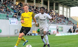 Spiel des Jahres: Die Rödinghauser A-Junioren mit Latif-Bilal Alassane (r.) trafen auf Borussia Dortmund. - Joel Beinke