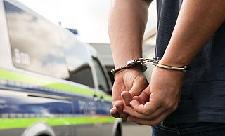 Der 37-Jährige kam aus freien Stücken in die Wache. Doch in Handschellen musste er wieder hinaus. - picture alliance / Fotostand