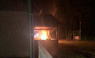 Zwei junge Frauen bemerkten den Brand in der Nacht zu Sonntag als erste und alarmierten sofort die Feuerwehr. - SV Schnathorst
