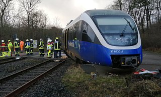 Am Ende seiner Schlitterfahrt hat die entgleiste Lok noch ein Signal umgefahren. - burkhard battran
