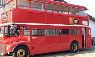 Ein London-Bus rollt an und dient als Cocktail-Bar. - Sebastian Stork