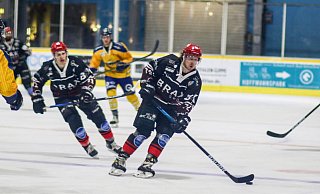 Diesmal hat es nicht gereicht: Tim Lucca Krüger (vorne) erzielte in Herne zwar zwei Treffer, am Ende unterlag sein Herforder EV aber mit 3:6. - Yvonne Gottschlich