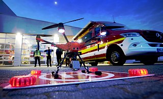 Alle zwei Wochen widmet der Löschzug Bünde-Mitte einen Abend dem Training mit der Kameradrohne. Sie kann auch in stockfinsterer Nacht mit ihrer Wärmebildkamera Unfallopfer auffinden. - Gerald Dunkel