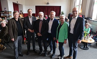 Egon Schewe (v. l.), Bernd Poggemöller, Wolfgang Böhm (Fraktionsvorsitzender), Jürgen Müller, Angela Lück (Bezirksvorsitzender der AWO) und Christian Obrockgaben beim politischen Frühstück der Löhner SPD im alten Wartesaal die inhaltlichen Impulse. - Jörg Stuke