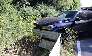 Der Gesamtschaden an der Leitplanke und dem BMW wird auf einen fünfstelligen Betrag geschätzt. - Polizei Höxter
