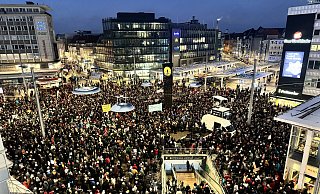 Tausende Menschen waren zum Demo-Start auf dem Bielefelder Jahnplatz gekommen. - Mike-Dennis Müller