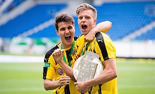 Andenken aus der BVB-Zeit: Berkant Günter mit Dzenis Burnic, der in der 2. Liga beim FC Heidenheim spielt. - privat