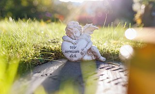 Von einem Grab in Bünde-Holsen sind ein Kreuz und ein Buchstabe aus Bronze verschwunden. - Symbolfoto: Oliver Krato