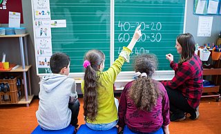 Grundschulkinder üben Mathe nach der Schule in der Offenen Ganztagsbetreuung. Ein weiterer Vorteil der Betreuung außerhalb der Unterrichtszeiten. - Marcel Kusch