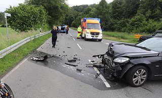 Nach der Kollision in einem Einmündungsbereich bei Bad Driburg-Reelsen kam eine 85-Jährige schwer verletzt ins Krankenhaus. - Polizei