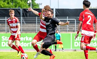 Wieder kein Glück im Abschluss: Stürmer Simon Engelmann sieht sich gleich drei Düsseldorfern gegenüber. - Joel Beinke