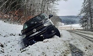 Zwischen Altenbergen und Ovenhausen kam ein Fahrer von der Straße ab und rutschte in den Graben. Das Auto muss abgeschleppt werden. - David Schellenberg
