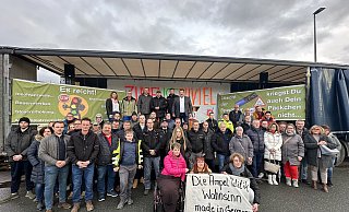 Machen Stimmung für eine andere Politik: Rund 100 Menschen sind beim Auftakt der Protestaktionen gegen die Ampelregierung in Berlin dabei. - Fotos: Ralf T. Mischer