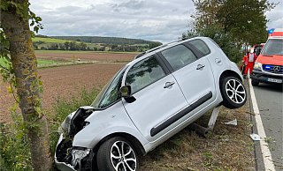 Zwischen Volkmarsen und Welda ist am Dienstagnachmittag ein 77-jähriger Fahrer nach einem Unfall iin seinem Kleinwagen schwer verletzt worden. - FFW Volkmarsen