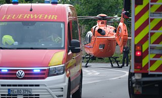 Rettungskräfte versorgen einen Menschen am Rettungshubschrauber auf dem alten Busbahnhof. - Ulf Hanke