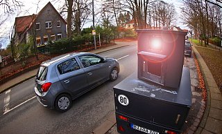 Insbesondere die mobilen Blitzer wie Blitzer Guntram und Bernhard sorgen im Stadtgebiet für steigende Einnahmen. - Foto/Montage: Sarah Jonek