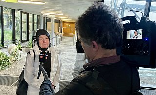 Naile K. trauert um ihren Sohn. Nach dem Giftmordurteil steht sie vor einer Fernsehkamera und berichtet unter Tränen von dem Prozess und dem Schmerz durch den Verlust. - Jens Reichenbach