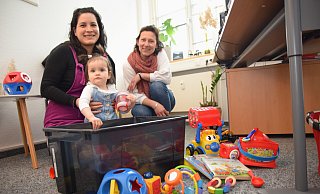 Elena Volkmer, hier mit ihrer 15 Monate alten Tochter, und die Leiterin des Kreisfamilienzentrums, Czerwiec-Fromm, freuen sich, dass das Angebot angenommen wird. - Karin Prignitz