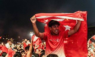 Auch wenn ARD, ZDF und RTL das letzte Achtelfinale der EM nicht übertragen, müssen Türkei-Fans in OWL nicht auf das K.o.-Spiel verzichten. - IMAGO/Eibner-Pressefoto/Max Vincen