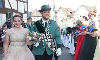 Yannik Bodemann und Johanna Dohmann sind das strahlende Königspaar des Godelheimer Heimat- und Schützenvereins. - Burkhard Battran