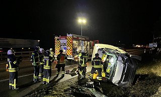 Der Kastenwagen landete auf der rechten Seite und wurde stark beschädigt. - FFW Breuna