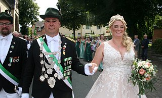 Gunnar und Tanja Ebers ziehen mit ihrem Hofstaat majestätisch durch Ahden. - Johannes Büttner