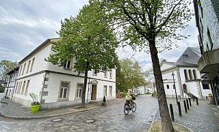 Das Knopfmuseum befindet sich mitten im Verler Ortskern, an der Ecke von Haupt- und Sender Straße. - Roland Thöring