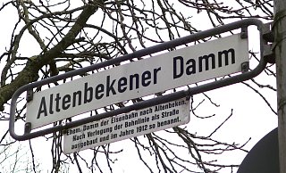 Innerhalb der Stadtbahnhaltestelle „Altenbekener Damm“ wird auf die Geschichte des Namens verwiesen. - Rainer Wester