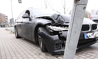 Der schwarze BMW wurde beim Aufprall stark beschädigt. - Björn Kenter